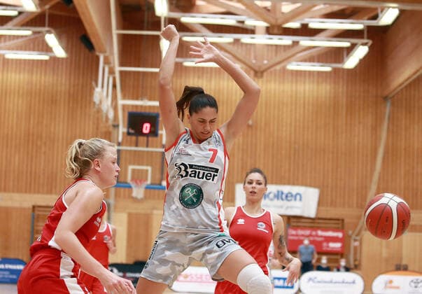 from left Emma EICHMEYER Osnabrueck , Ana WOJTULEK Wasserburg CRO , Da Basketball,1 Bundesliga 2021 21, 25 09 21, TSV Wasserburg vs GiroLive Panthers Osnabrueck, Wasserburg, Badria Sportzentrum Copyright: WolfgangxFehrmann