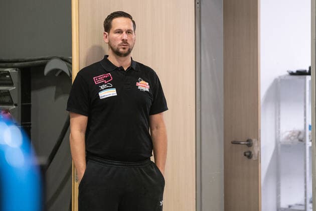 BARMER 2 Basketball Bundesliga ProA Season 2021 2022 Matchday 2 on 25 9 2021 Medipolis SC Jena vs Nürnberg Falcons BC coach Domenik Reinboth Jena looks concentrated towards the court, portrait Sparkassen Arena