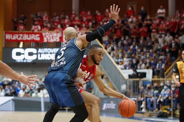 GER, Crailsheim, Arena Hohenlohe, 25 09 2021, emspor, emonline, despor, deonline, HAKRO Merlins Crailsheim vs s Oliver Würzburg, easyCredit BBL, 1 Spieltag Bild v l Fabian Bleck HAKRO Merlins Crailsheim vs Cameron Hunt s Oliver Wuerzburg Copyright: HMBxMedia JulienxBecker