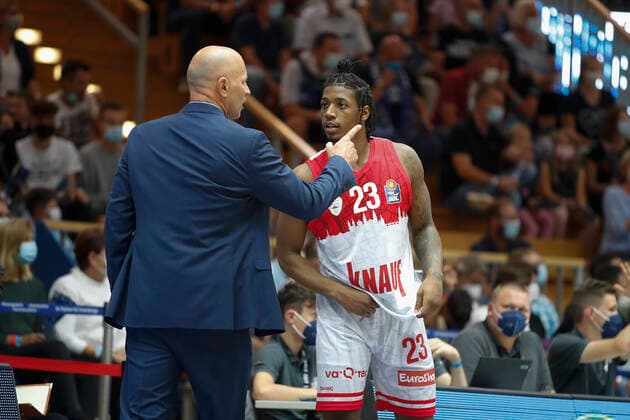 GER, Crailsheim, Arena Hohenlohe, 25 09 2021, emspor, emonline, despor, deonline, HAKRO Merlins Crailsheim vs s Oliver Würzburg, easyCredit BBL, 1 Matchday Picture v l Head Coach Denis Wucherer s Oliver Wuerzburg gives Desi Rodriguez s Oliver Wuerzburg instructions. Copyright: HMBxMedia JulienxBecker