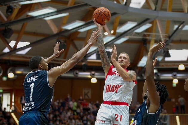 GER, Crailsheim, Arena Hohenlohe, 25 09 2021, emspor, emonline, despor, deonline, HAKRO Merlins Crailsheim vs s Oliver Würzburg, easyCredit BBL, 1 Matchday Picture f l Jaren Lewis HAKRO Merlins Crailsheim , Aigars Skele s Oliver Wuerzburg and Terrell Harris HAKRO Merlins Crailsheim Copyright: HMBxMedia JulienxBecker