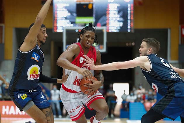 GER, Crailsheim, Arena Hohenlohe, 25 09 2021, emspor, emonline, despor, deonline, HAKRO Merlins Crailsheim vs s Oliver Würzburg, easyCredit BBL, 1 Matchday Picture f l Jared Savage HAKRO Merlins Crailsheim , Desi Rodriguez s Oliver Wuerzburg and Fabian Bleck HAKRO Merlins Crailsheim Copyright: HMBxMedia JulienxBecker