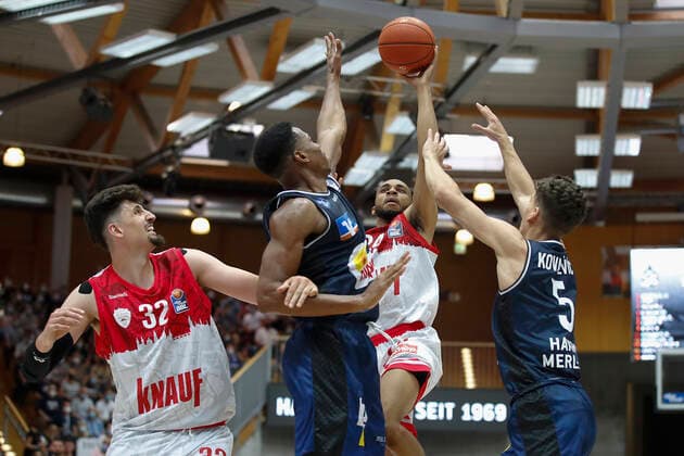 GER, Crailsheim, Arena Hohenlohe, 25 09 2021, emspor, emonline, despor, deonline, HAKRO Merlins Crailsheim vs s Oliver Würzburg, easyCredit BBL, 1 Matchday Picture f l Nicolas Carvacho s Oliver Wuerzburg , Richmond Aririguzoh HAKRO Merlins Crailsheim , Cameron Hunt s Oliver Wuerzburg and Aleksa Kovacevic HAKRO Merlins Crailsheim Copyright: HMBxMedia JulienxBecker