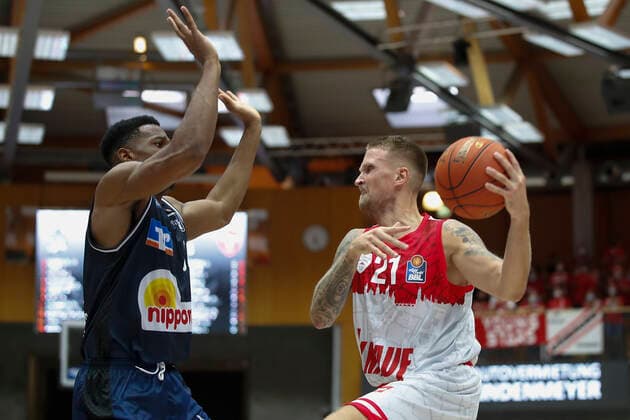 GER, Crailsheim, Arena Hohenlohe, 25 09 2021, emspor, emonline, despor, deonline, HAKRO Merlins Crailsheim vs s Oliver Würzburg, easyCredit BBL, 1 matchday picture v l Richmond Aririguzoh HAKRO Merlins Crailsheim vs Aigars Skele s Oliver Wuerzburg Copyright: HMBxMedia JulienxBecker
