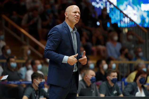 GER, Crailsheim, Arena Hohenlohe, 25 09 2021, emspor, emonline, despor, deonline, HAKRO Merlins Crailsheim vs s Oliver Würzburg, easyCredit BBL, 1 matchday picture Head Coach Denis Wucherer s Oliver Wuerzburg gives instructions Copyright: HMBxMedia JulienxBecker