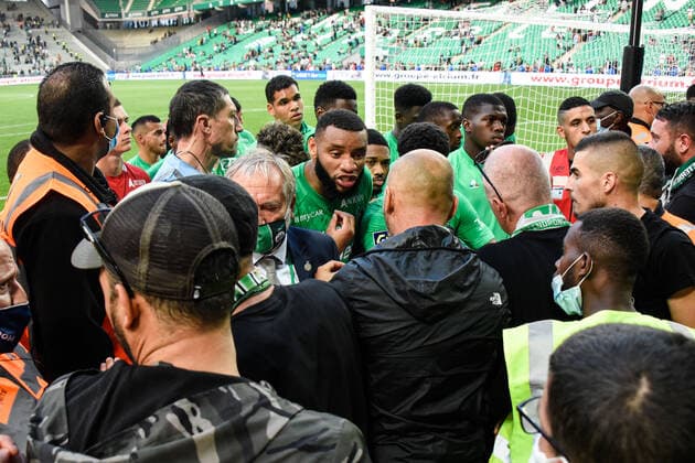 Envahissement du terrain de jeu par des supporters en fin du match - Harold MOUKOUDI ( 2 - Saint Etienne ) - FOOTBALL : Saint Etienne vs Nice - Ligue 1 - Saint Etienne - 25 09 2021 FedericoPestellini Panoramic 