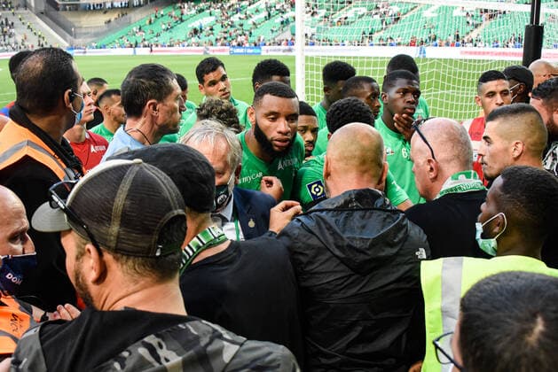 Fußball, AS St. Etienne - OGC Nizza Envahissement du terrain de jeu par des supporters en fin du match - Harold MOUKOUDI ( 2 - Saint Etienne ) - FOOTBALL : Saint Etienne vs Nice - Ligue 1 - Saint Etienne - 25 09 2021 FedericoPestellini Panoramic 
