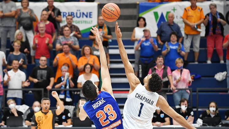 Basketball, 1 Bundesliga, Season 2021 2022, 1 Matchday, SYNTAINICS MBC Mitteldeutscher Basketball Club Weissenfels vs MLP Academics Heidelberg 25 09 2021 Throwdown Duel for the ball between Goran Huskic Center MBC Weissenfels, back number 23 left and Brekkot Chapmann Forward Heidelberg, back number 1 right during the match Weißenfels vs Heidelberg 25 09 2021 Weißenfels Sachsen Anhalt Germany Stadthalle Weißenfels