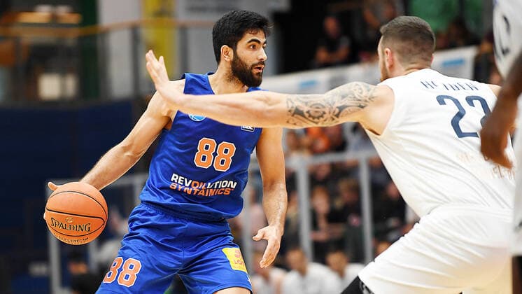 Basketball, 1 Bundesliga, Season 2021 2022, 1 Matchday, SYNTAINICS MBC Mitteldeutscher Basketball Club Weissenfels vs MLP Academics Heidelberg 25 09 2021 Duel for the ball between Behnam Yakhchali Guard MBC Weissenfels, back number 88 left and Philipp Heyden Center Heidelberg, back number 22 right during the match Weißenfels vs Heidelberg 25 09 2021 Weißenfels Sachsen Anhalt Germany Stadthalle Weißenfels
