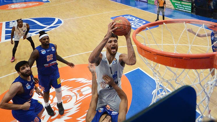 Basketball, 1 Bundesliga, season 2021 2022, 1 matchday, SYNTAINICS MBC Mitteldeutscher Basketball Club Weissenfels vs MLP Academics Heidelberg 25 09 2021 Brekkot Chapmann Forward Heidelberg, back number 1 re at the basket against Behnam Yakhchali Guard MBC Weissenfels, back number 88 and Chris Coffey Forward MBC Weissenfels, back number 22 during the match Weißenfels vs Heidelberg 25 09 2021 Weißenfels Sachsen Anhalt Germany Stadthalle Weißenfels