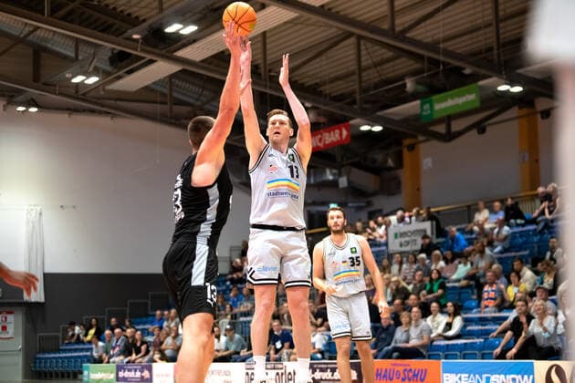 BARMER 2 Basketball Bundesliga ProA Saison 2021 2022 Spieltag 2 am 25 9 2021 Medipolis SC Jena vs Nürnberg Falcons BC Clint Chapman Jena beim Wurf Sparkassen Arena