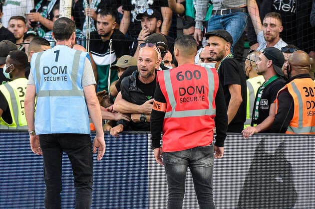 Fußball, AS St. Etienne - OGC Nizza Envahissement du terrain de jeu par des supporters en fin du match FOOTBALL : Saint Etienne vs Nice - Ligue 1 - Saint Etienne - 25 09 2021 FedericoPestellini Panoramic 
