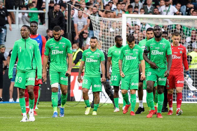 Fußball, AS St. Etienne - OGC Nizza Fin du match - Deception des joueurs de l equipe Saint Etienne FOOTBALL : Saint Etienne vs Nice - Ligue 1 - Saint Etienne - 25 09 2021 FedericoPestellini Panoramic 