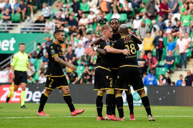 Fußball, AS St. Etienne - OGC Nizza Fin du match - Joie des joueurs de l equipe Nice apres sa victoire - Pablo Rosario ( 8 - Nice ) - Mario LEMINA ( 18 - Nice ) - Andy Delort ( 7 - Nice ) - FOOTBALL : Saint Etienne vs Nice - Ligue 1 - Saint Etienne - 25 09 2021 FedericoPestellini Panoramic 