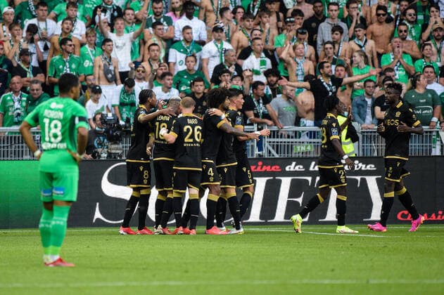 Fußball, AS St. Etienne - OGC Nizza Joie des joueurs de l equipe Nice apres le but de Andy Delort ( 7 - Nice ) - FOOTBALL : Saint Etienne vs Nice - Ligue 1 - Saint Etienne - 25 09 2021 FedericoPestellini Panoramic 