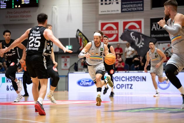 BARMER 2 Basketball Bundesliga ProA Season 2021 2022 Matchday 2 on 25 9 2021 Medipolis SC Jena vs Nürnberg Falcons BC Mitte Nico Brauner Jena on the ball Sparkassen Arena
