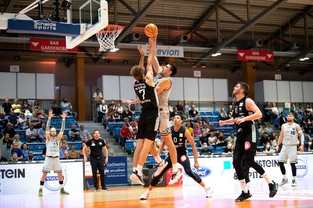 BARMER 2 Basketball Bundesliga ProA Season 2021 2022 Matchday 2 on 25 9 2021 Medipolis SC Jena vs Nürnberg Falcons BC v re Alex Herrera Jena at the basket against Christian Feneberg Nürnberg Sparkassen Arena
