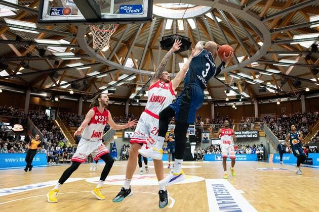 Maurice Stuckey Merlins Crailsheim at the basket against Aigars Skele s Oliver Wuerzburg , GER, HAKRO Merlins Crailsheim vs s Oliver Wuerzburg, 25 09 2021, 1 matchday easycredit Basketball Bundesliga, season 2021 2022 GER, HAKRO Merlins Crailsheim vs s Oliver Wuerzburg, 25 09 2021, 1 matchday easycredit Basketball Bundesliga, season 2021 2022 Crailsheim Copyright: xEibner MichaelxMemmlerx EP_MMR