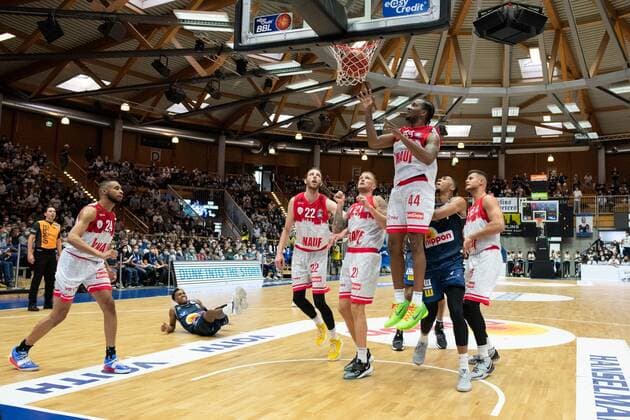 William Buford s Oliver Wuerzburg , Craig Moller s Oliver Wuerzburg , Aigars Skele s Oliver Wuerzburg defending at the basket, GER, HAKRO Merlins Crailsheim vs s Oliver Wuerzburg, 25 09 2021, 1 matchday easycredit Basketball Bundesliga, season 2021 2022 GER, HAKRO Merlins Crailsheim vs s Oliver Wuerzburg, 25 09 2021, 1 matchday easycredit Basketball Bundesliga, season 2021 2022 Crailsheim Copyright: xEibner MichaelxMemmlerx EP_MMR