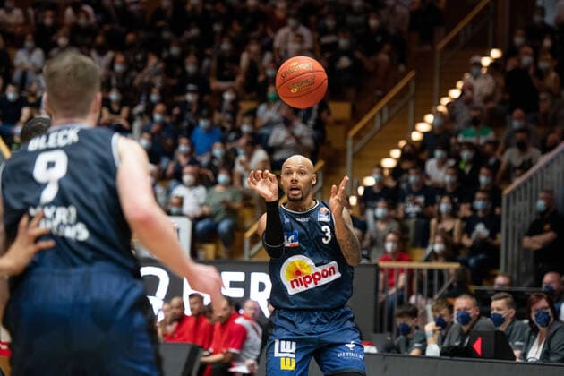 Maurice Stuckey Merlins Crailsheim plays to Fabian Bleck Merlins Crailsheim , GER, HAKRO Merlins Crailsheim vs s Oliver Wuerzburg, 25 09 2021, 1 matchday easycredit Basketball Bundesliga, season 2021 2022 GER, HAKRO Merlins Crailsheim vs s Oliver Wuerzburg, 25 09 2021, 1 matchday easycredit Basketball Bundesliga, season 2021 2022 Crailsheim Copyright: xEibner MichaelxMemmlerx EP_MMR