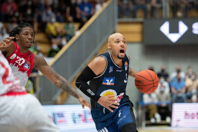 Maurice Stuckey Merlins Crailsheim on the ball, GER, HAKRO Merlins Crailsheim vs s Oliver Wuerzburg, 25 09 2021, 1 matchday easycredit Basketball Bundesliga, season 2021 2022 GER, HAKRO Merlins Crailsheim vs s Oliver Wuerzburg, 25 09 2021, 1 matchday easycredit Basketball Bundesliga, season 2021 2022 Crailsheim Copyright: xEibner MichaelxMemmlerx EP_MMR
