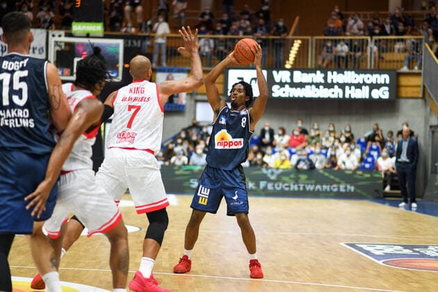 Terrell Harris Merlins Crailsheim in duel with Alex King s Oliver Wuerzburg , GER, HAKRO Merlins Crailsheim vs s Oliver Wuerzburg, 25 09 2021, 1 matchday easycredit Basketball Bundesliga, season 2021 2022 GER, HAKRO Merlins Crailsheim vs s Oliver Wuerzburg, 25 09 2021, 1 matchday easycredit Basketball Bundesliga, season 2021 2022 Crailsheim Copyright: xEibner MichaelxMemmlerx EP_MMR