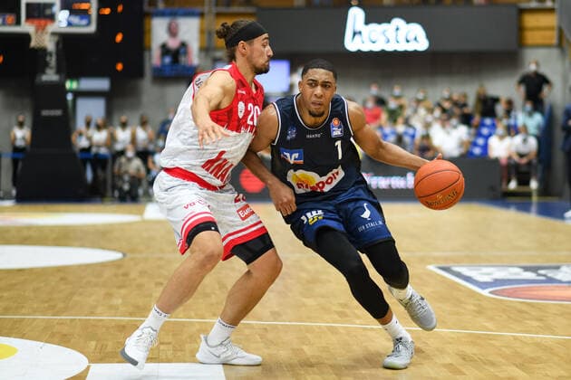 Jaren Lewis Merlins Crailsheim in duel with Julian Albus s Oliver Wuerzburg , GER, HAKRO Merlins Crailsheim vs s Oliver Wuerzburg, 25 09 2021, 1 matchday easycredit Basketball Bundesliga, season 2021 2022 GER, HAKRO Merlins Crailsheim vs s Oliver Wuerzburg, 25 09 2021, 1 matchday easycredit Basketball Bundesliga, season 2021 2022 Crailsheim Copyright: xEibner MichaelxMemmlerx EP_MMR