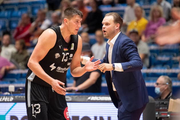BARMER 2 Basketball Bundesliga ProA season 2021 2022 matchday 2 on 25 9 2021 Medipolis SC Jena vs Nürnberg Falcons BC v re coach Vytautas Buzas Nürnberg in exchange with player Jonathan Maier Nürnberg Sparkassen Arena