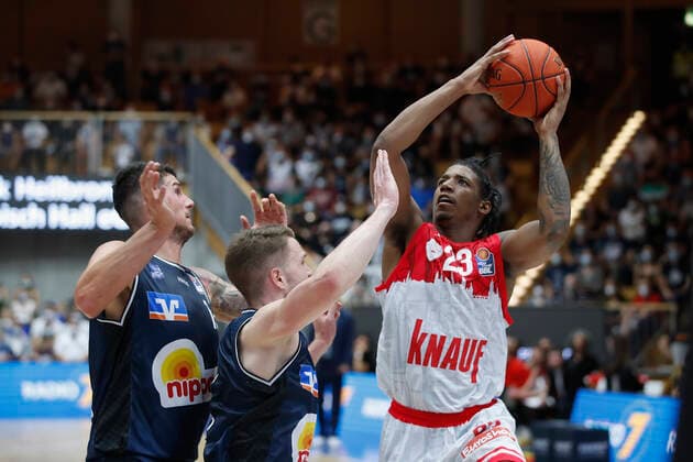 GER, Crailsheim, Arena Hohenlohe, 25 09 2021, emspor, emonline, despor, deonline, HAKRO Merlins Crailsheim vs s Oliver Würzburg, easyCredit BBL, 1 Matchday Picture v l Bogdan Radosavljevic HAKRO Merlins Crailsheim , Fabian Bleck HAKRO Merlins Crailsheim and Desi Rodriguez s Oliver Wuerzburg Copyright: HMBxMedia JulienxBecker