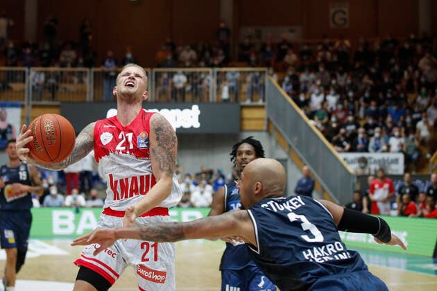 GER, Crailsheim, Arena Hohenlohe, 25 09 2021, emspor, emonline, despor, deonline, HAKRO Merlins Crailsheim vs s Oliver Würzburg, easyCredit BBL, 1 matchday picture v l Aigars Skele s Oliver Wuerzburg vs Maurice Stuckey HAKRO Merlins Crailsheim Copyright: HMBxMedia JulienxBecker
