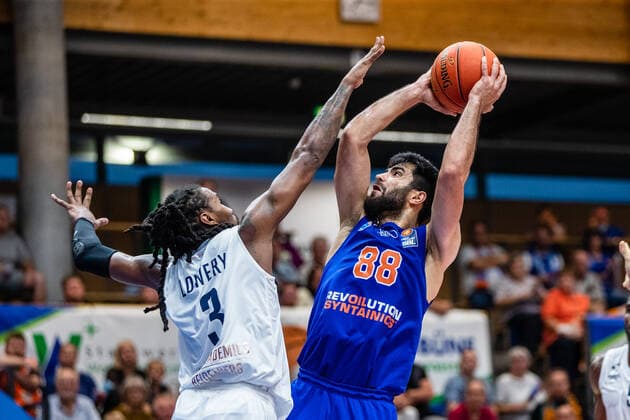BB 1BL Syntainics MBC MLP Academics Heidelberg Behnam Yakhchali 88 Syntainics MBC , Robert Lowery 8 MLP Academics Heidelberg during the match Season 2021 2022 Men in the EasyCredit Bundesliga between Syntainics MBC and MLP Academics Heidelberg at Stadthalle Weissenfels on 25 September 2021 in Weissenfels, Sachsen Anhalt, Germany