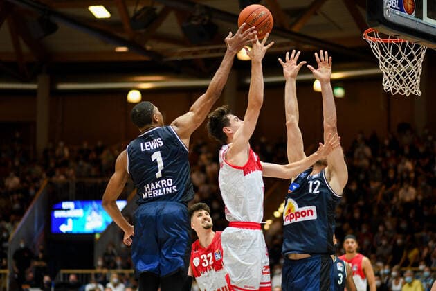 Julius Boehmer s Oliver Wuerzburg in duel with Jaren Lewis Merlins Crailsheim , Dejan Kovacevic Merlins Crailsheim , GER, HAKRO Merlins Crailsheim vs s Oliver Wuerzburg, 25 09 2021, 1 matchday easycredit Basketball Bundesliga, season 2021 2022 GER, HAKRO Merlins Crailsheim vs s Oliver Wuerzburg, 25 09 2021, 1 matchday easycredit Basketball Bundesliga, season 2021 2022 Crailsheim Copyright: xEibner MichaelxMemmlerx EP_MMR