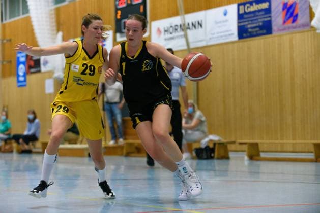 Munich, Germany, Sept 25th 2021: Noreen Stoeckle (1 Basket Ladies Ludwigsburg) and Oana Precup (29 Jahn Muenchen) during the 2.DBBL match between Jahn Muenchen and Basket Ladies Ludwigsburg, Germany. Sven Beyrich SPP 2. DBBL - Jahn Muenchen v Basket Ladies Ludwigsburg 