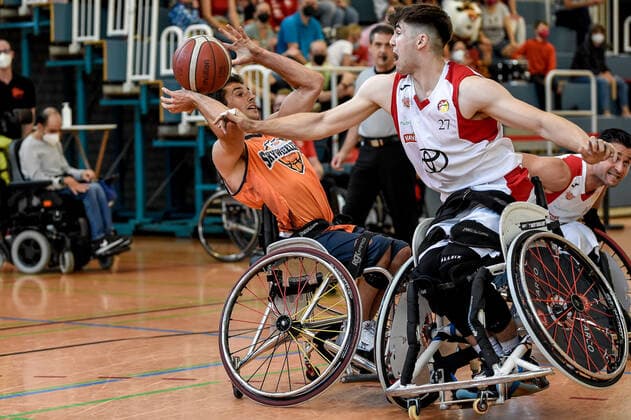 1 Wheelchair Basketball Bundesliga, RBC Koeln99ers vs ING Skyweehlers, 25 09 2021 Nico Dreimueller ING Skywheelers 17 , Thomas Reier RBC Koeln99ers 27 , 1 Wheelchair Basketball Bundesliga, RBC Koeln99ers vs ING Skyweehlers on 25 09 2021 at Sporthalle Bergischer Ring, Koeln Nordrhein Westfalen Copyright: xBEAUTIFULxSPORTS Mueller-Laschetx