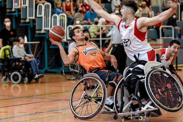 1 Wheelchair Basketball Bundesliga, RBC Koeln99ers vs ING Skyweehlers, 25 09 2021 Nico Dreimueller ING Skywheelers 17 , Thomas Reier RBC Koeln99ers 27 , 1 Wheelchair Basketball Bundesliga, RBC Koeln99ers vs ING Skyweehlers on 25 09 2021 at Sporthalle Bergischer Ring, Koeln Nordrhein Westfalen Copyright: xBEAUTIFULxSPORTS Mueller-Laschetx