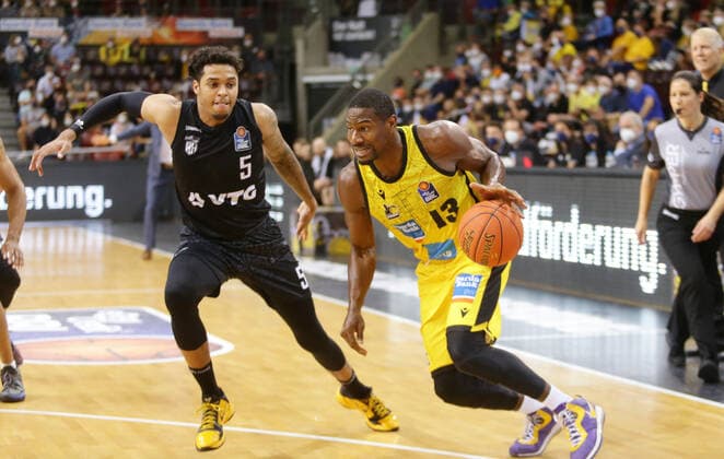 Ludwigsburg , Basketball easycredit BBL Bundesliga MHP Riesen Ludwigsburg vs Hamburg Towers , from left Caleb Homesley Towers Yorman Polas Bartolo Riesen