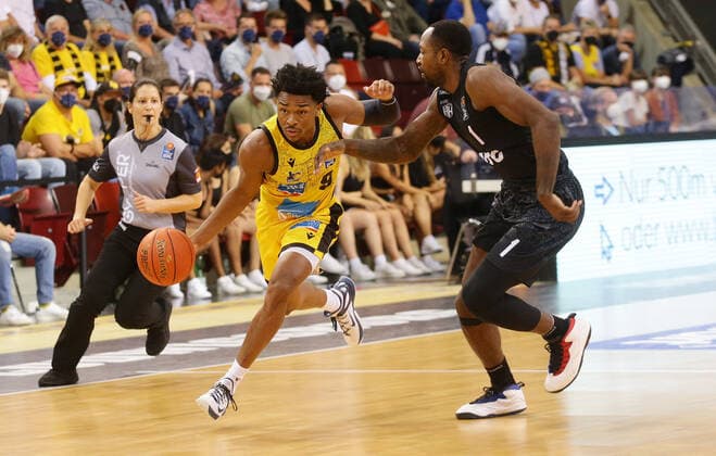 Ludwigsburg , Basketball easycredit BBL Bundesliga MHP Riesen Ludwigsburg vs Hamburg Towers , from left Jaylen Hands Giants Zachary Brown Towers