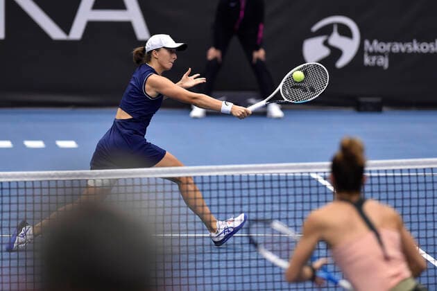 Maria Sakkari of Greece (right) in action during the match against Iga Swiatek (left) of Poland at the J&T Banka Ostrava Open 2021 women s WTA, Tennis Damen indoor tennis tournament in Ostrava, Czech Republic, September 25, 2021. (CTKxPhoto JaroslavxOzana) CTKPhotoP2021092503711  JAO 06
