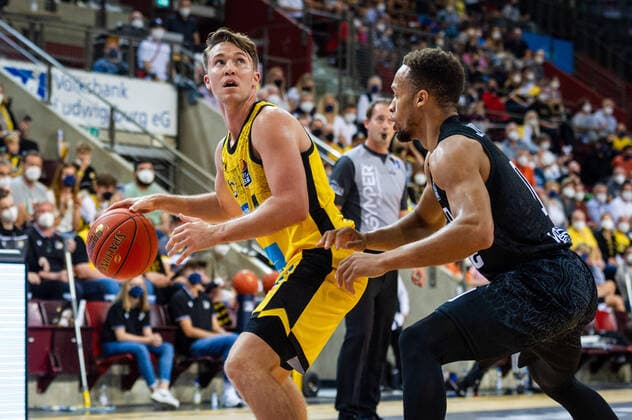 Jordan Hulls MHP RIESEN Ludwigsburg 1 Jaylon Brown Hamburg Towers 0 at BBL game MHP Riesen Ludwigsburg Hamburg Towers Ludwigsburg 25 09 21 Basketball , 25 09 2021, Ludwigsburg Germany xpxsdx