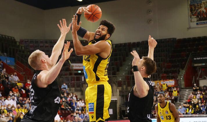 Ludwigsburg , Basketball easycredit BBL Bundesliga MHP Riesen Ludwigsburg vs Hamburg Towers , from left Seth Hinrichs Towers Yoeli Childs Riesen Lukas Meisner Towers