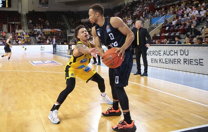 Ludwigsburg , Basketball easycredit BBL Bundesliga MHP Riesen Ludwigsburg vs Hamburg Towers , from left Jonah Radebough Riesen Jaylon Brown Towers