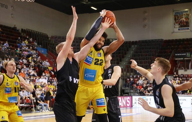 Ludwigsburg , Basketball easycredit BBL Bundesliga MHP Riesen Ludwigsburg vs Hamburg Towers , from left Seth Hinrichs Towers Yoeli Childs Riesen Lukas Meisner Towers