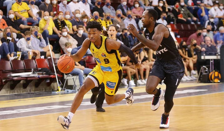 Ludwigsburg , Basketball easycredit BBL Bundesliga MHP Riesen Ludwigsburg vs Hamburg Towers , from left Jaylen Hands Giants Zachary Brown Towers
