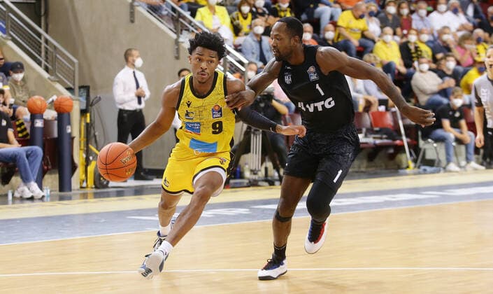 Ludwigsburg , Basketball easycredit BBL Bundesliga MHP Riesen Ludwigsburg vs Hamburg Towers , from left Jaylen Hands Giants Zachary Brown Towers
