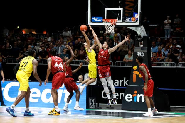 25 09 2021, easyCredit Basketball Bundesliga, BBL, 2021 2022 season, men, Chemnitz Niners EWE Baskets Oldenburg Max Heidegger, EWE Baskets Oldenburg, Jan Niklas Wimberg, Niners Chemnitz Chemnitz Fair Chemnitz Saxony Germany