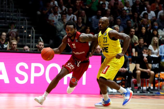 25 09 2021, easyCredit Basketball Bundesliga, BBL, 2021 2022 season, men, Chemnitz Niners EWE Baskets Oldenburg Isiaha Mike, Niners Chemnitz, Rickey Paulding, EWE Baskets Oldenburg Chemnitz Fair Chemnitz Saxony Germany