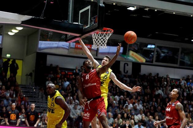 25 09 2021, easyCredit Basketball Bundesliga, BBL, 2021 2022 season, men, Chemnitz Niners EWE Baskets Oldenburg Isiaha Mike, Niners Chemnitz, Alen Pjanic, EWE Baskets Oldenburg Chemnitz Fair Chemnitz Saxony Germany