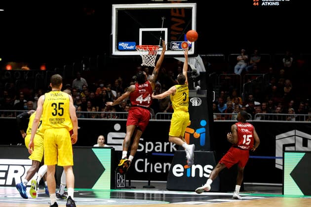 25 09 2021, easyCredit Basketball Bundesliga, BBL, 2021 2022 season, men, Chemnitz Niners EWE Baskets Oldenburg Darion Atkins, Niners Chemnitz, Max Heidegger, EWE Baskets Oldenburg Chemnitz Messe Chemnitz Sachsen Germany