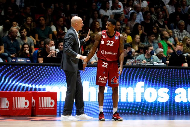 25 09 2021, easyCredit Basketball Bundesliga, BBL, 2021 2022 season, men, Chemnitz Niners EWE Baskets Oldenburg Rodrigo Pastore head coach , Niners Chemnitz, Gerald Robinson, Niners Chemnitz Chemnitz Fair Chemnitz Saxony Germany