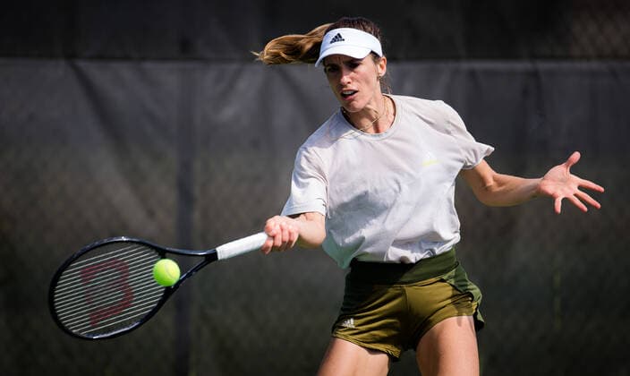 September 25, 2021, CHICAGO, UNITED STATES: Andrea Petkovic of Germany in action during qualifications for the 2021 Chicago Fall Tennis Classic WTA, Tennis Damen 500 tennis tournament against Garbine Muguruza of Spain CHICAGO UNITED STATES - ZUMAa181 20210925_zaa_a181_195 Copyright: xRobxPrangex